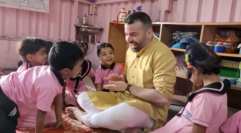 Jaume Sanllorente, con los niños de Bombay